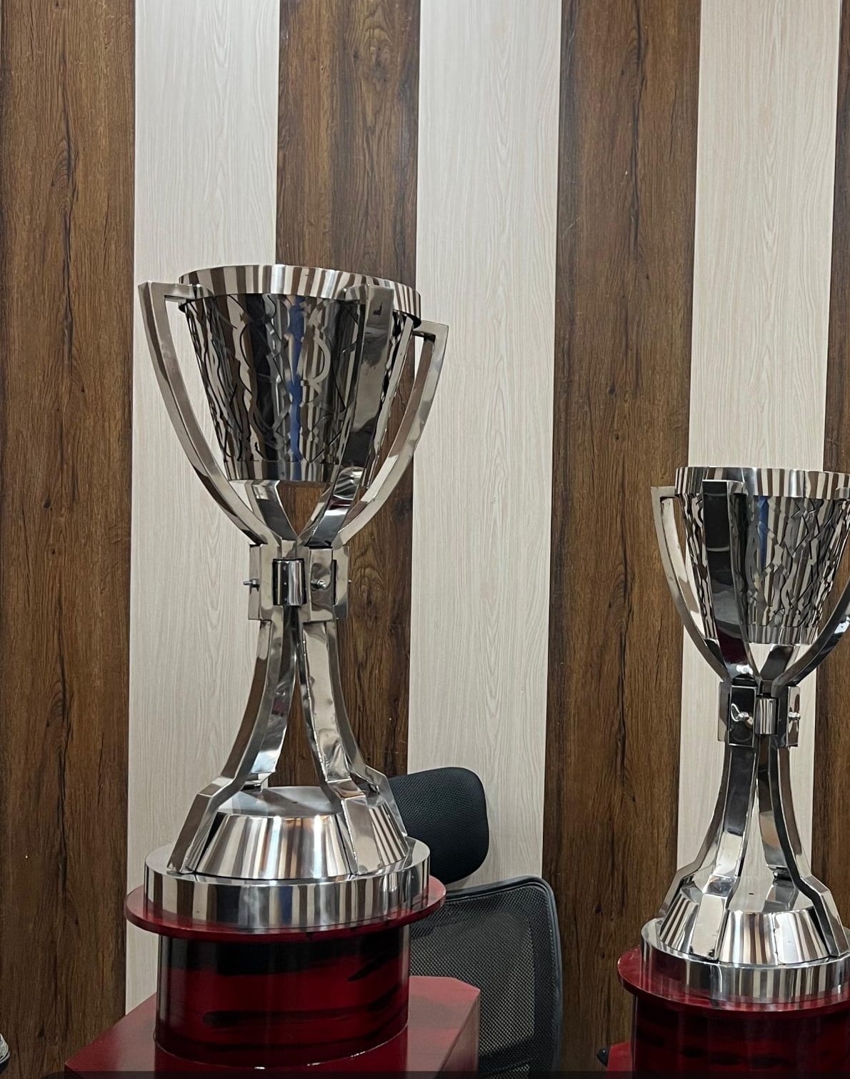 Jali Premium Cups in mirror chrome on red bases